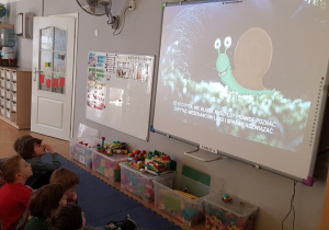 Dzieci oglądają film o ślimaku